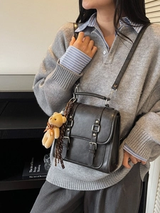 Sac bandoulière vintage gris foncé en similicuir avec boucles et pendentif ours en peluche