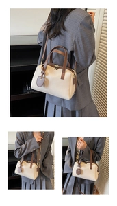 Vue détaillée du grand sac bandoulière vintage en cuir beige avec finitions brunes