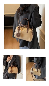 Détail du grand sac cabas beige avec bandoulières marron et charm cœur en plusieurs modes