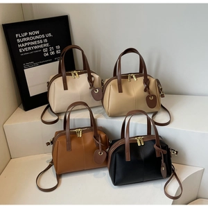Vue détaillée de sacs Boston élégants en quatre couleurs avec bandoulières réglables