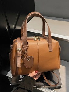 Sac à main classique en cuir marron avec breloque coeur et bandoulière réglable