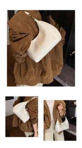 Dettaglio borsa hobo bianco crema con catena dorata e ciondolo a sfera elegante