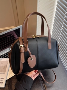Sac à main élégant noir et marron en forme de coquillage avec bandoulière réglable au bureau