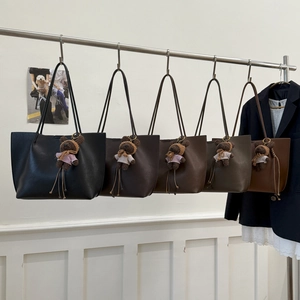 Grands sacs cabas en cuir minimalistes en cinq couleurs avec des breloques ours mignons