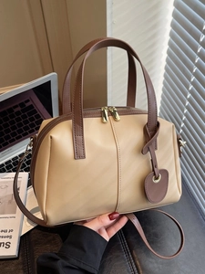Sac Boston classique en cuir beige et marron avec finitions dorées et bandoulière
