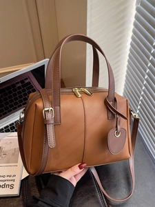 Sac à main marron classique pour femme avec finitions dorées et bandoulière réglable
