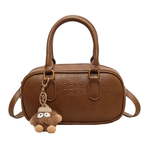 Sac à main vintage en cuir marron avec bandoulière réglable et breloque monstre mignonne