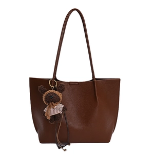 Sac fourre-tout en cuir grainé café avec breloque d'ours et longues anses d'épaule