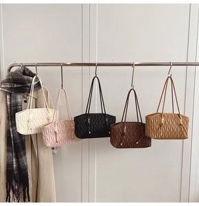 Vue détaillée de cinq sacs cabas plissés en plusieurs couleurs avec détails coulissants