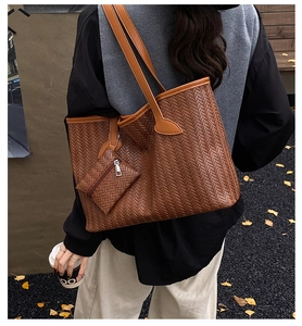 Sac fourre-tout tissé marron avec pochette assortie, porté à l'épaule en automne