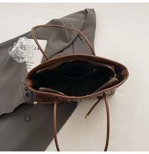 Vue de dessus du sac cabas matelassé marron avec intérieur spacieux et poche zippée