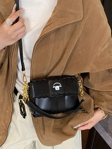 Retro black woven shoulder bag with cartoon puppy print and gold chain strap