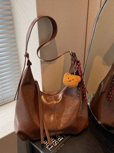 Women Retro PU Leather Hobo Shoulder Bag Large Capacity Underarm Bag Casual Tote Bag With Bear Pendant Commuting Crossbody Bag