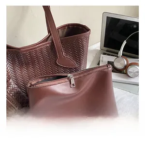 Détail de la texture tressée du grand sac cabas avec pochette assortie et ordinateur