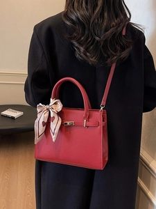 Sac à main en cuir rouge avec boucle en métal et accessoire foulard motif cœurs
