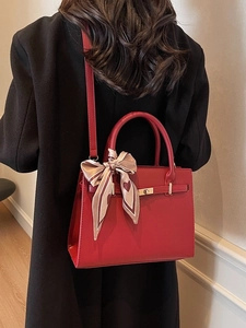 Sac à main de mariage élégant en cuir rouge avec foulard en soie et fermoir doré chic