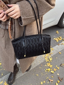 Grand sac fourre-tout noir plissé avec détails dorés et bandoulières en cuir