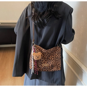 Sac fourre-tout léopard avec charm ours en peluche marron et détail de gland tissé