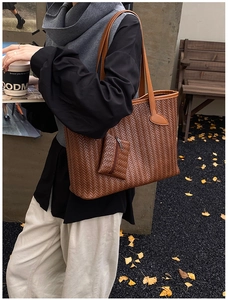 Vue détaillée du sac cabas marron tissé avec petite pochette dans un décor d'automne