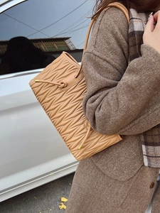 Sac fourre-tout plissé en cuir kaki matelassé pour femme au look hivernal minimaliste