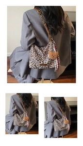Détail du sac cabas léopard avec bandoulière marron et breloque ours mignon