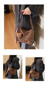 Détail du sac léopard en peluche avec bandoulière en cuir marron et pendentif ours