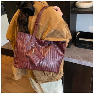 Détail du grand sac cabas bordeaux tissé avec une petite pochette zippée assortie