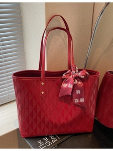 Elegante bolso tote acolchado rojo con lazo de seda y caracteres tradicionales chinos