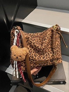 Sac Bandoulière Tendance Imprimé Léopard en Suédine pour Femmes Grand Sac Fourre-tout avec Accessoire Porte-clés Ours