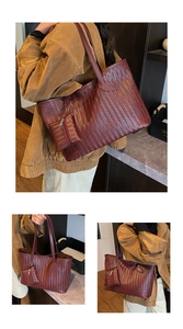 Détails de la texture tissée du sac fourre-tout bordeaux avec pochette assortie