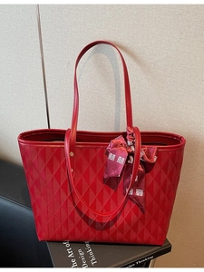 Bolso tote rojo grande acolchado con pañuelo festivo y asas de transporte
