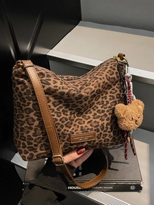 Sac fourre-tout léopard avec lanières en cuir marron et pendentif ours en peluche