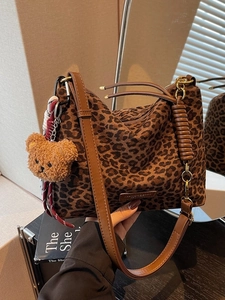 Sac fourre-tout léopard élégant avec bandoulière en cuir brun et breloque ours peluche