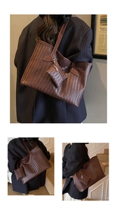 Sac fourre-tout tressé marron avec pochette assortie et longues anses pour le quotidien