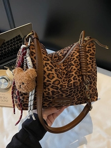 Sac fourre-tout tendance à motif léopard avec bandoulière cuir et charm ours doux