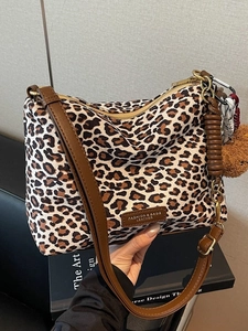 Sac fourre-tout léopard pour femme avec bandoulière marron et charmant ours en peluche