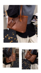 Détail d'un sac cabas marron foncé à texture tressée avec un petit porte-monnaie assorti