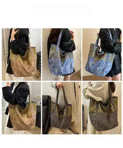 Détail de cabas à clous en marron, bleu denim et gris avec rivets dorés chic