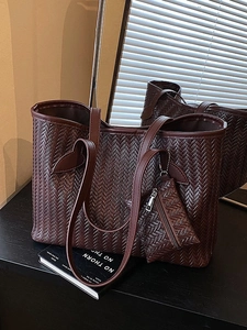 Grand sac fourre-tout tressé marron foncé avec pochette assortie et bandoulière en cuir