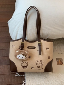 Elegante borsa tote beige e marrone con illustrazione di gatto e ciondolo orsetto