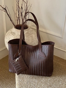Sac cabas tissé marron foncé avec motif chevrons et petite pochette assortie