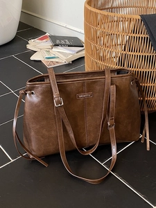 Retro brown large capacity tote bag in premium PU leather with adjustable shoulder strap
