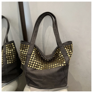 Détail du cabas gris foncé avec rivets dorés denses sur microfibre aspect daim de qualité