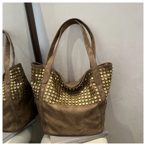 Détail du sac cabas en daim kaki foncé avec clous dorés et double poignée souple