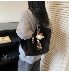 Détail du grand sac cabas en fausse fourrure noire avec fermoir et breloque ours