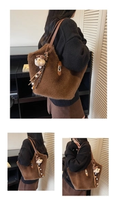 Détail du sac cabas en fausse fourrure marron avec texture douce et breloque ours