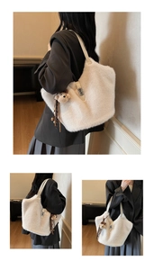 Détail du sac cabas en peluche blanche avec fermoir rotatif et charm ours mignon