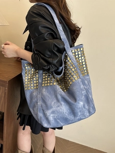 Grand sac cabas en denim bleu vintage orné de clous dorés élégants pour femme