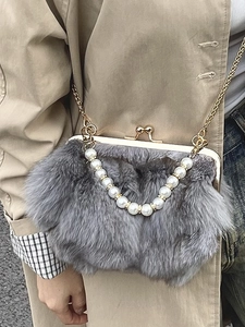 Women Faux Fox Fur Crossbody Bag With Artificial Pearl Handle Gold Chain Strap Vintage Kiss Lock Evening Handbag Autumn Winter Plush Bag