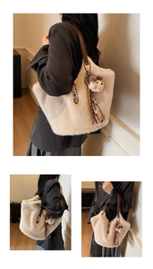 Détail du cabas en fausse fourrure beige avec lanières en cuir et porte-clés ours
